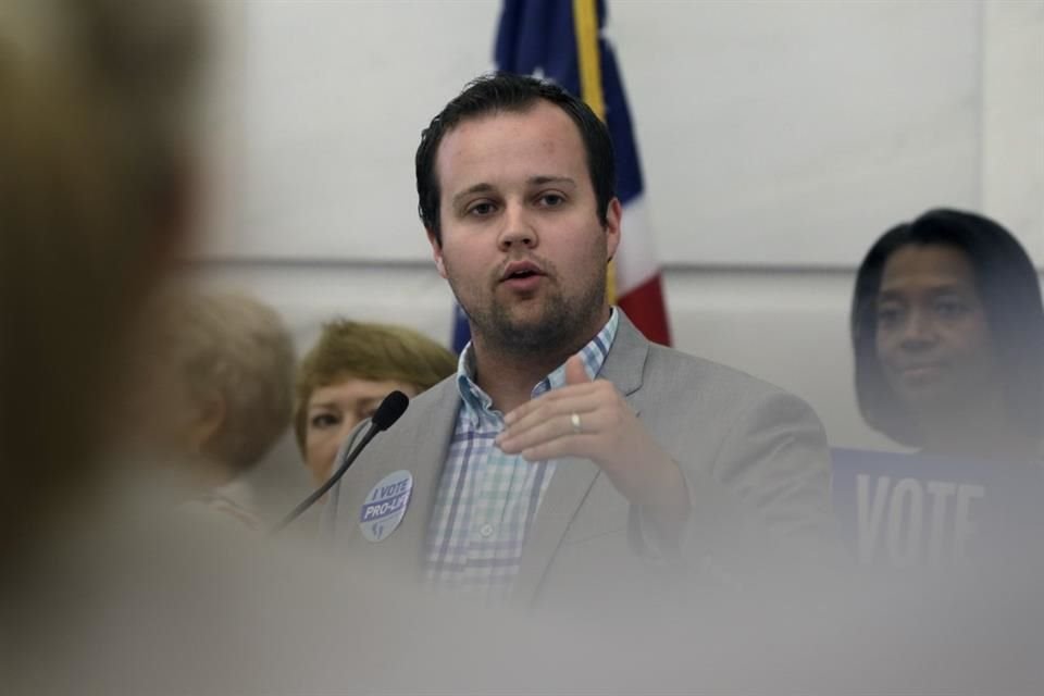 Josh Duggar, estrella del reality '19 Kids and Counting', fue sentenciado a 12 años de prisión por recibir y poseer pornografía infantil.