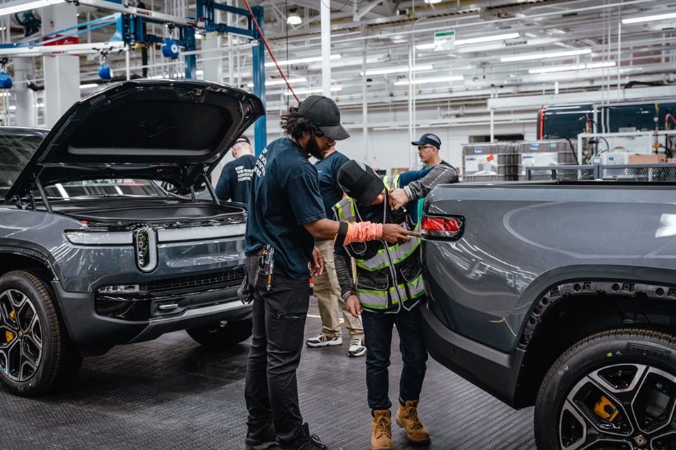 Los trastornos en la cadena de suministros elevan los precios de los automóviles y contribuyen a la mayor inflación.