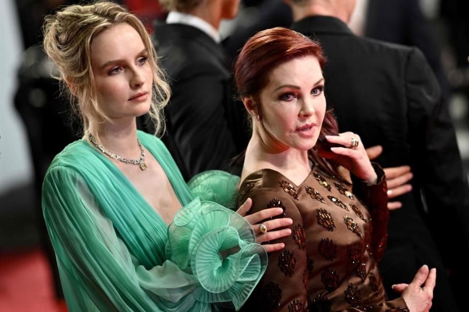 A la gala acudió Priscilla Presley, viuda de Elvis, junto a la actriz Olivia DeJonge.