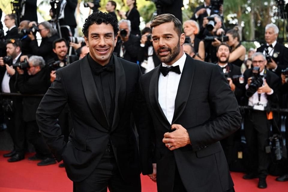 El cantante puertorriqueño Ricky Martin y su esposo Jwan Yosef llegaron a Cannes para el estreno del musical.