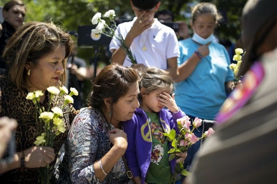 Residentes hacen una oración afuera de la primaria Robb.