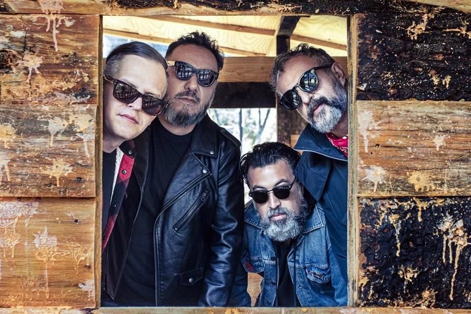 La banda Molotov exhibe a los ex presidentes en su nuevo sencillo, 'No Olvidamos'.