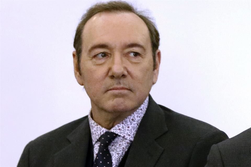 El actor Kevin Spacey fue acusado de cuatro cargos por agresión sexual contra tres hombres; tendrá derecho a un juicio justo.