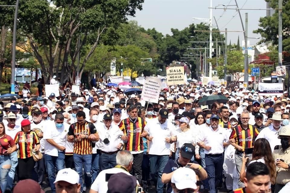 Mega marcha de la UdeG en defensa de su autonomía y autonomía.
