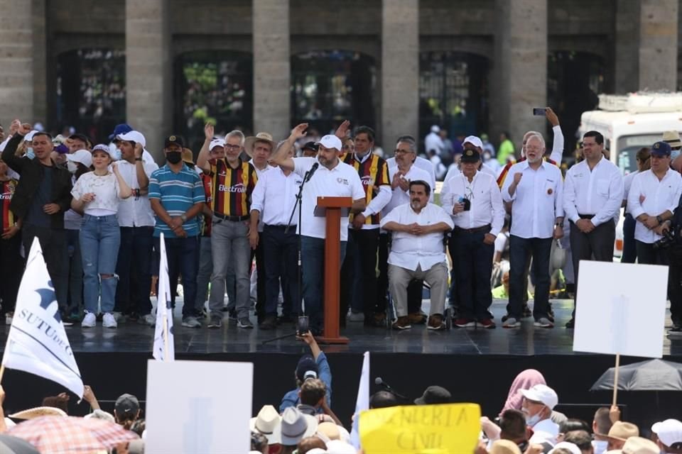 Ricardo Villanueva, Rector general de la Universidad de Guadalajara encabezó la mega marcha de la UdeG.