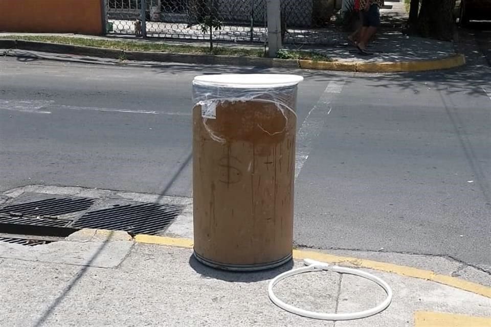 El cadáver de un hombre de entre 30 y 35 años estaba adentro del bote de cartón.