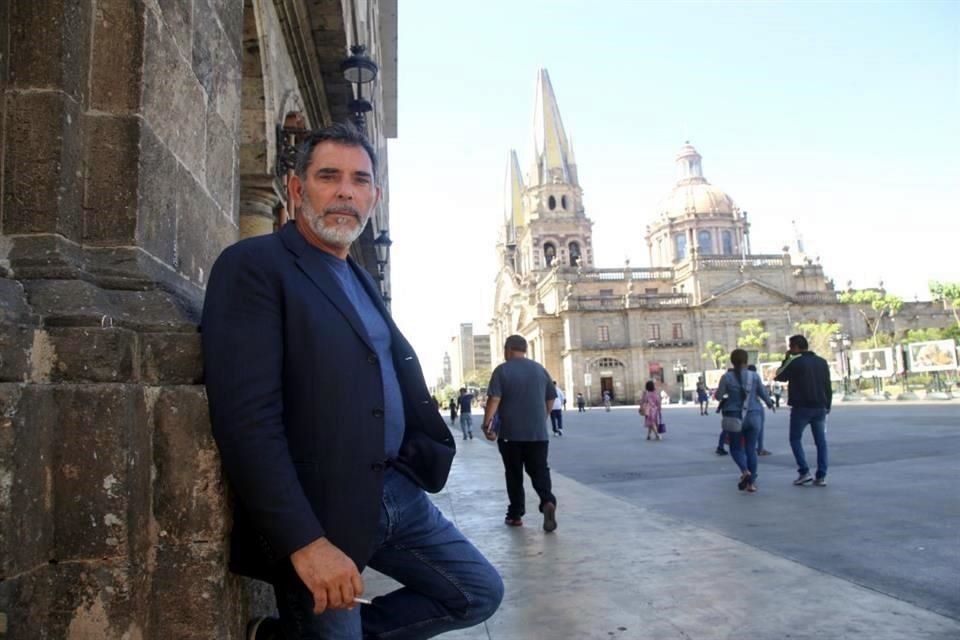 Víctor del Árbol posa en el Centro durante su visita a la Ciudad como parte de las actividades de Guadalajara Capital Mundial del Libro.