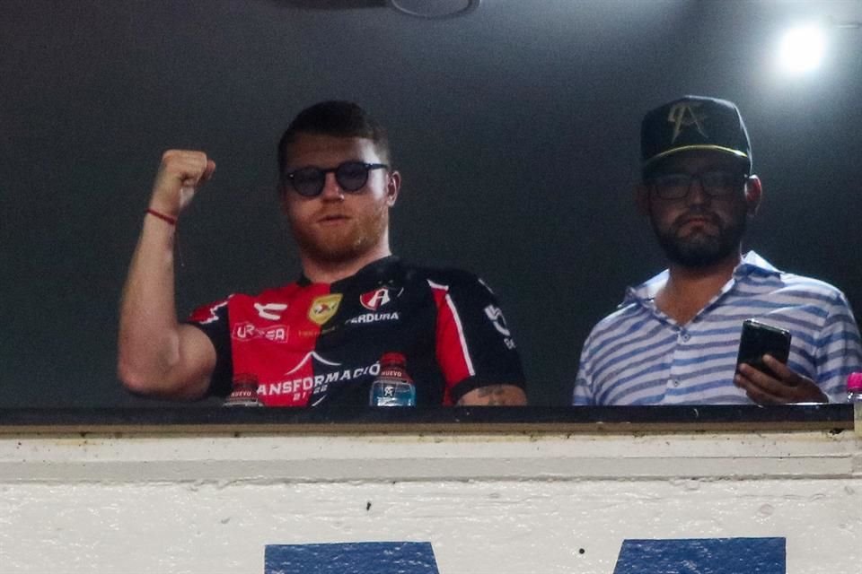 El boxeador tapatío apoyando al Atlas en el Estadio Jalisco.