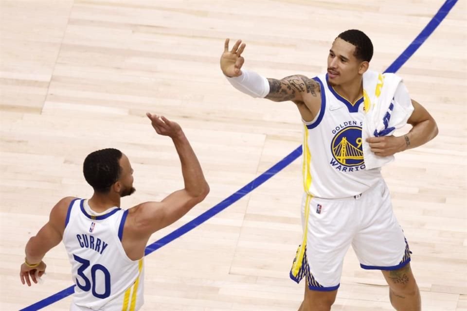 Toscano (der.) será el primer jugador mexicano en unas Finales de la NBA.