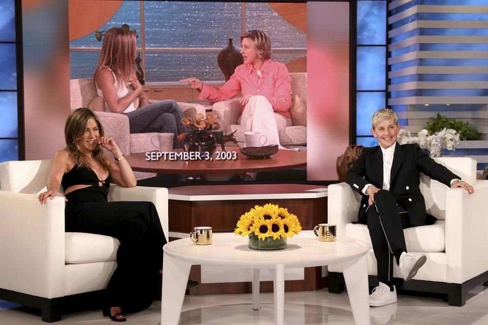 Ellen DeGeneres y Jennifer Aniston miraron un video de la primera aparición de Aniston en el programa en 2003.