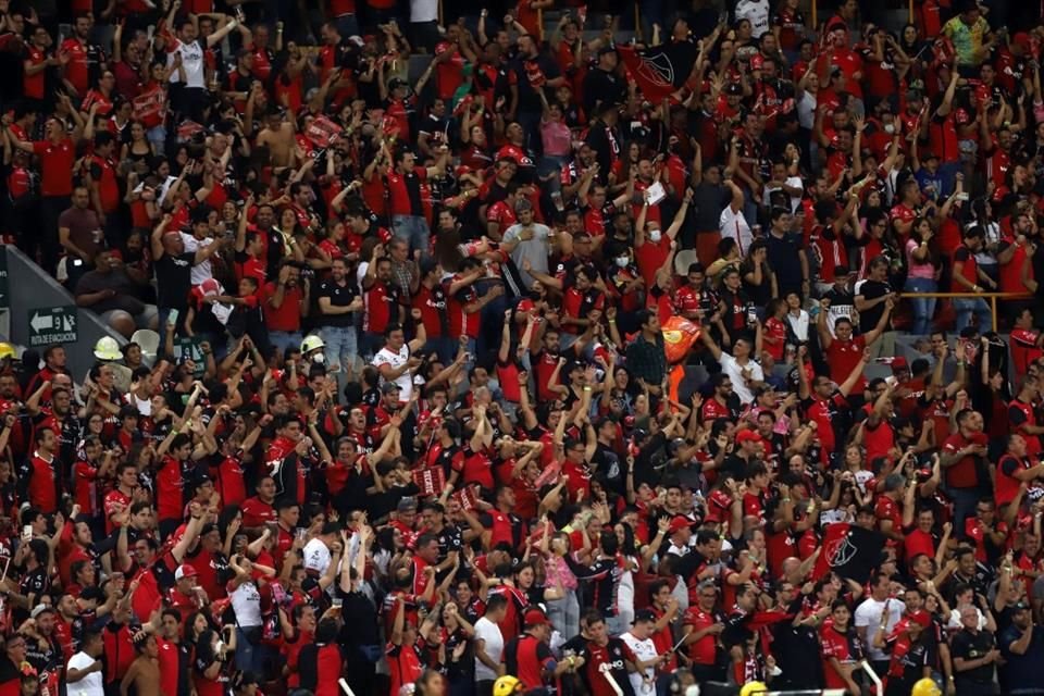 La afición rojinegra hizo una gran entrada en el Estadio Jalisco.
