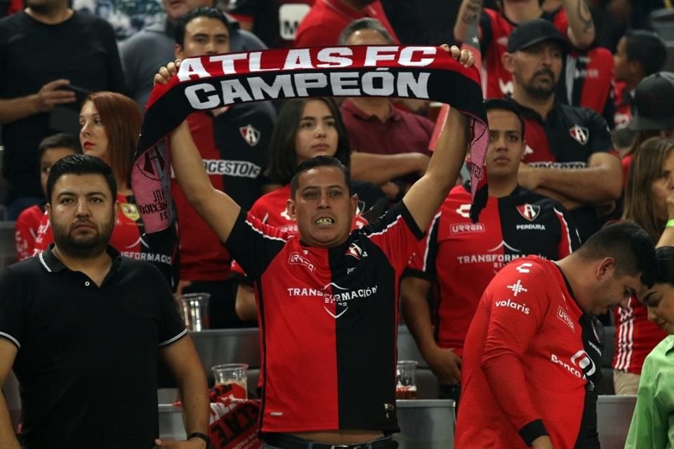 Los colores rojo y negro con todo en las tribunas.