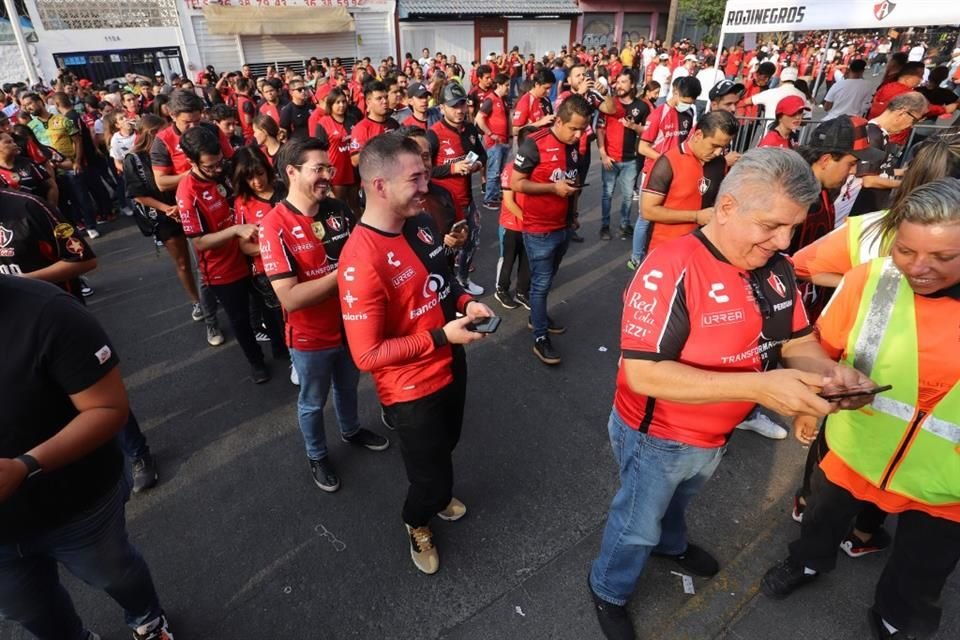 Desde temprana hora se formaron los aficionados para entrar al recinto tapatío.