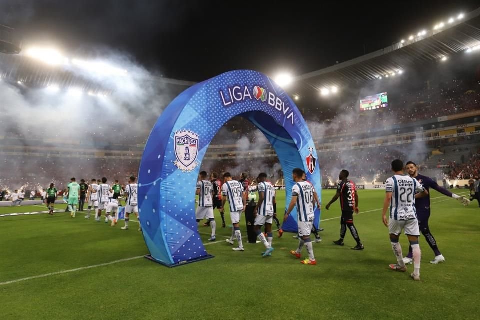 La entrada de los jugadores de la cancha al césped.