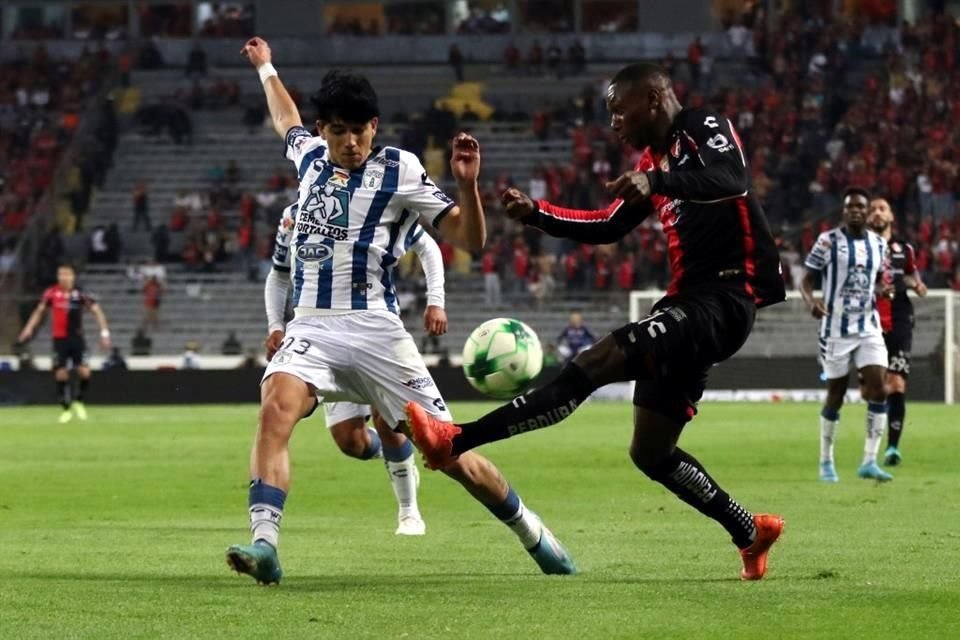Chalá y Álvarez tuvieron un gran duelo por la banda.