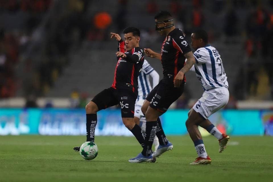 Aldo Rocha tuvo una difícil labor en el medio campo.