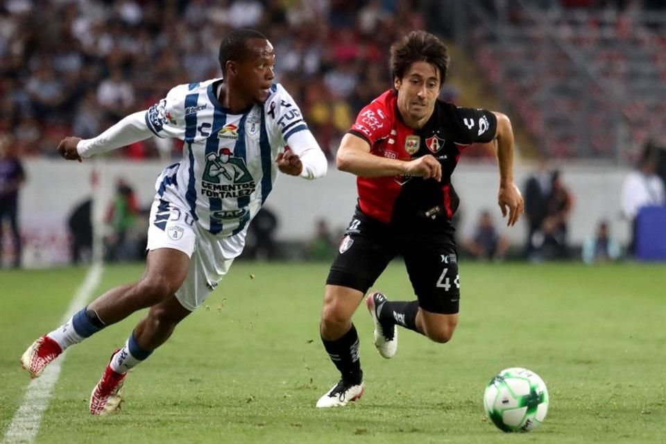Romario Ibarra y Javier Abella en la disputa por una pelota.