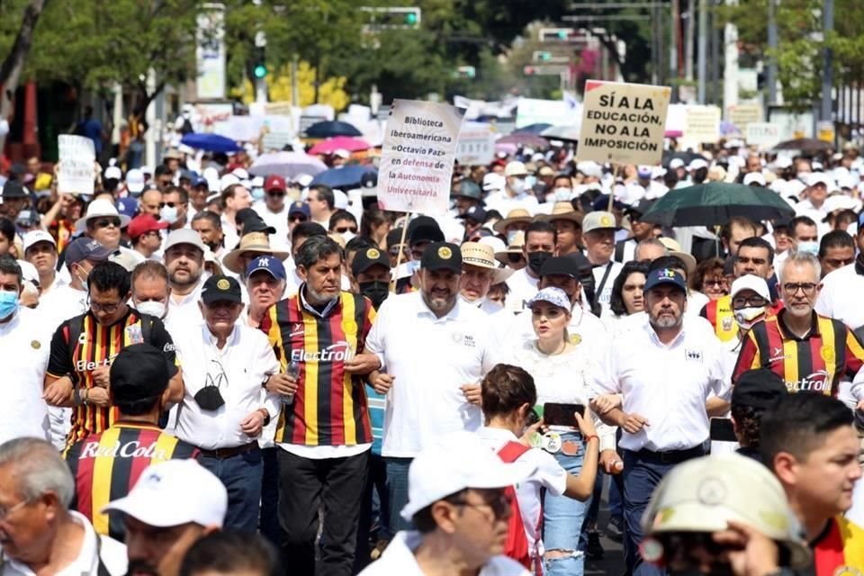 Ricardo Villanueva, Rector general de la Universidad de Guadalajara, encabeza la mega marcha.