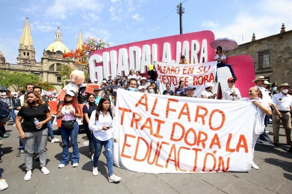 Los manifestantes arremetieron contra el Gobernador de Jalisco.