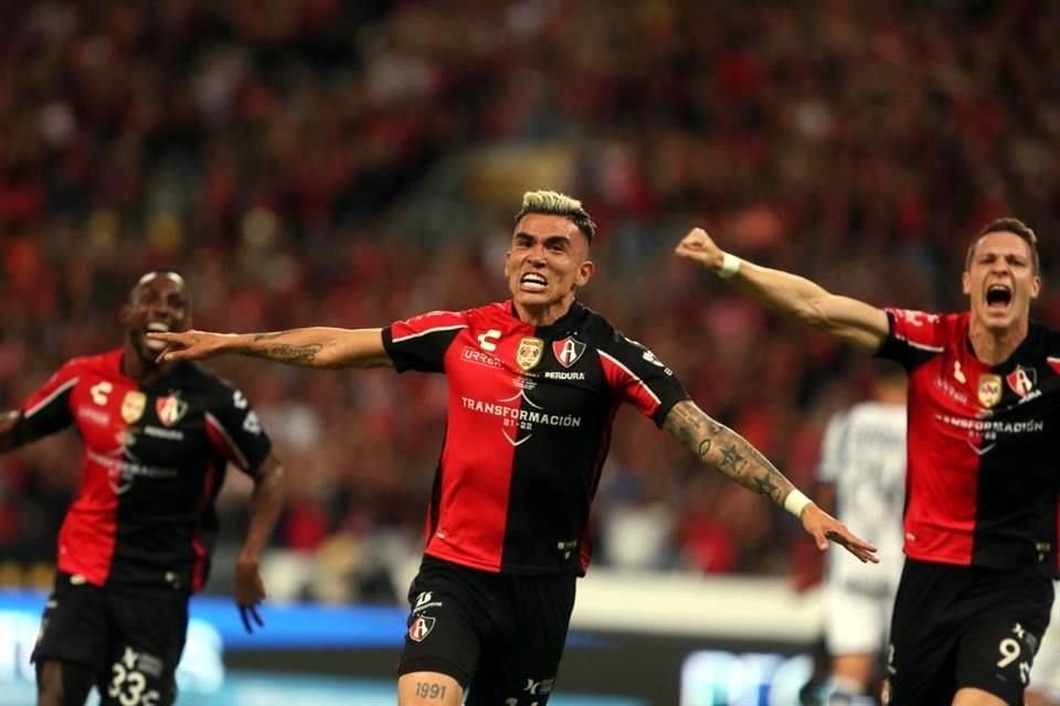 Luis Reyes abrió el marcador con un cabezazo que dejó parado a Óscar Ustari.