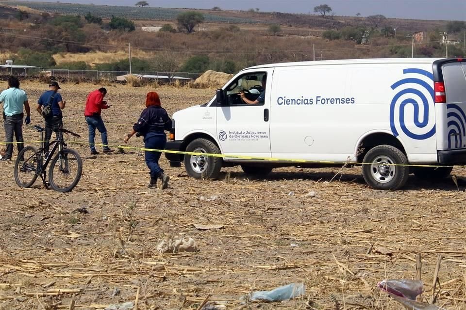 El cadáver del fue encontrado en un terreno de sembradíos en Camino al Mirador y Villa Lisboa, en Tlajomulco.