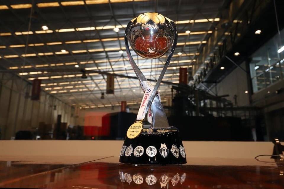 Trofeo de Campeón de Campeonas 2022 de la Liga MX Femenil.