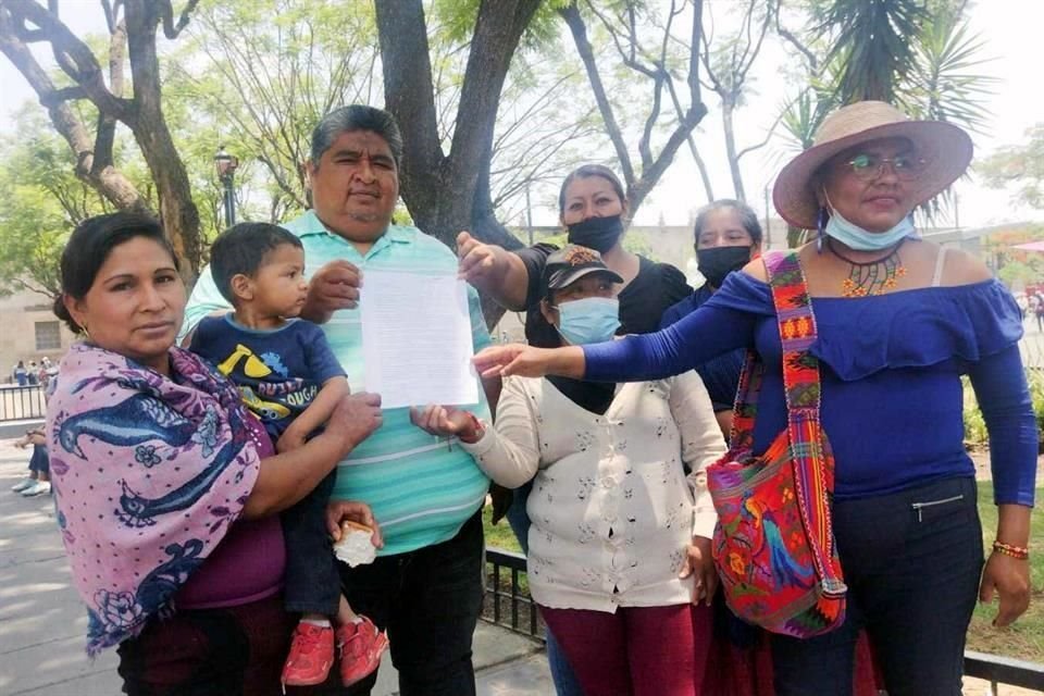 Familias desalojadas en Arroyo Seco el 27 de abril, y vecinos de la zona, entregaron un pliego petitorio a Gobierno del Estado para la reparación de daños.