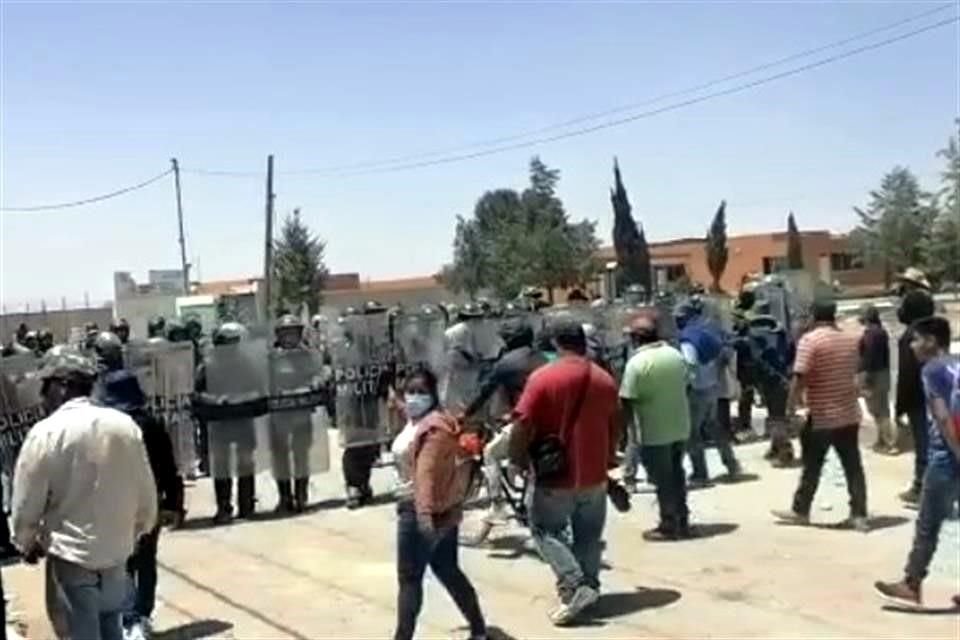 Habitantes de San Miguel Xaltocan que reclaman terrenos aledaños al AIFA fueron desalojados por Policía Militar, lo que provocó riñas.