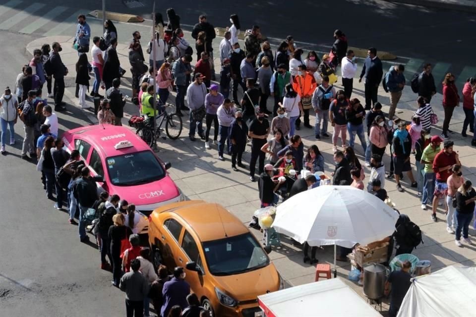 Puestos de comida aprovecharon la alta presencia de personas.