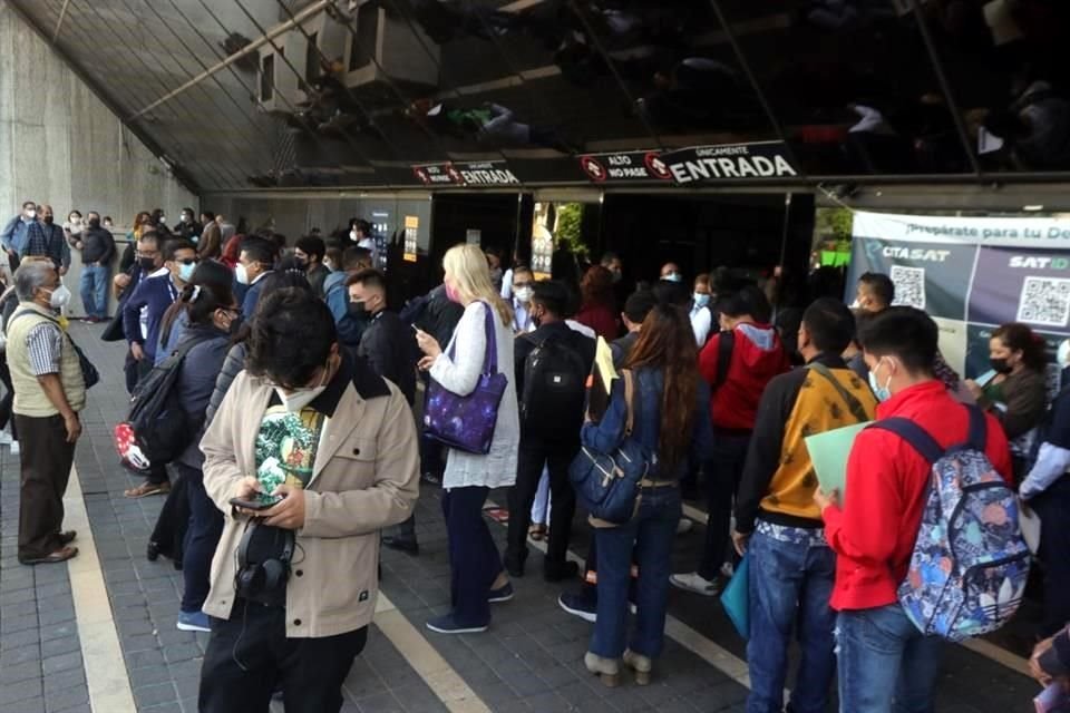 La aglomeración en las oficinas de la Avenida Reforma era evidente.