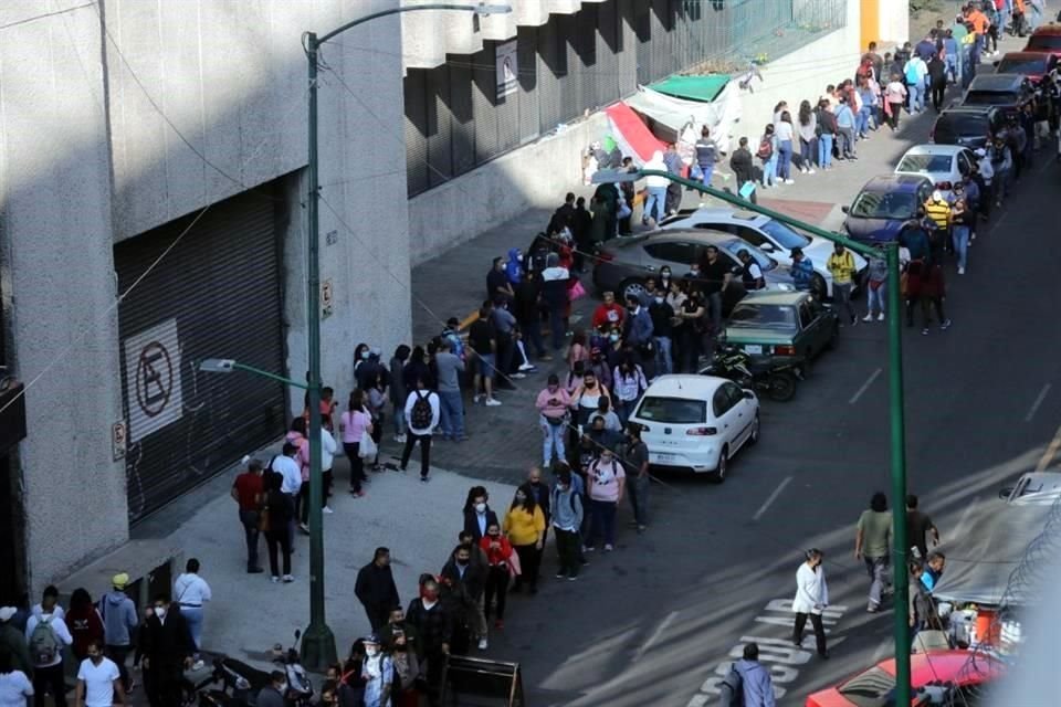 Las filas le daban la vuelta a la calle.