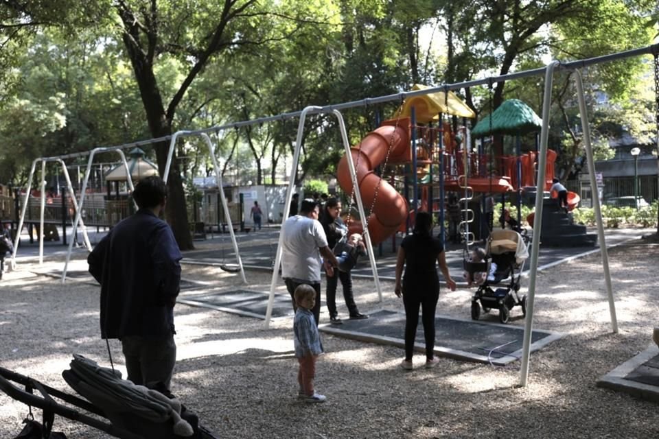 La Administración de Cuauhtémoc pintó de gris el área de juegos en el Parque España, en la Colonia Condesa.