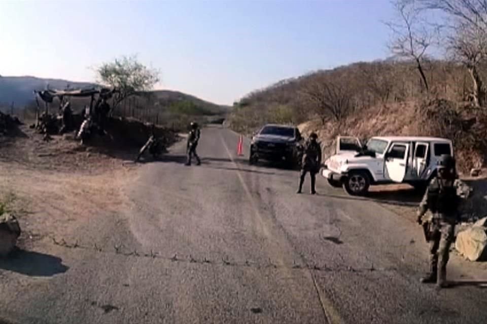 En el 'Triángulo Dorado', rumbo a Guadalupe y Calvo donde AMLO tuvo un evento, las carreteras son vigiladas en retenes por hombres armados.