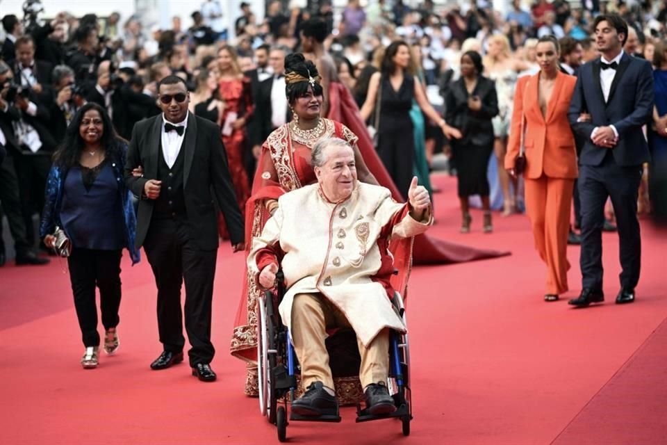 El escritor francés Paul-Loup Sulitzer y su pareja Supriya Rathoar.