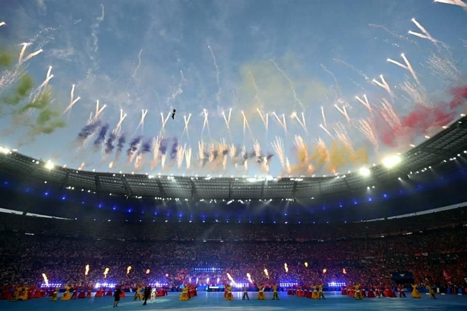 El despliegue de luces y pirotecnia en el estadio Saint-Denis de París fue destacable.