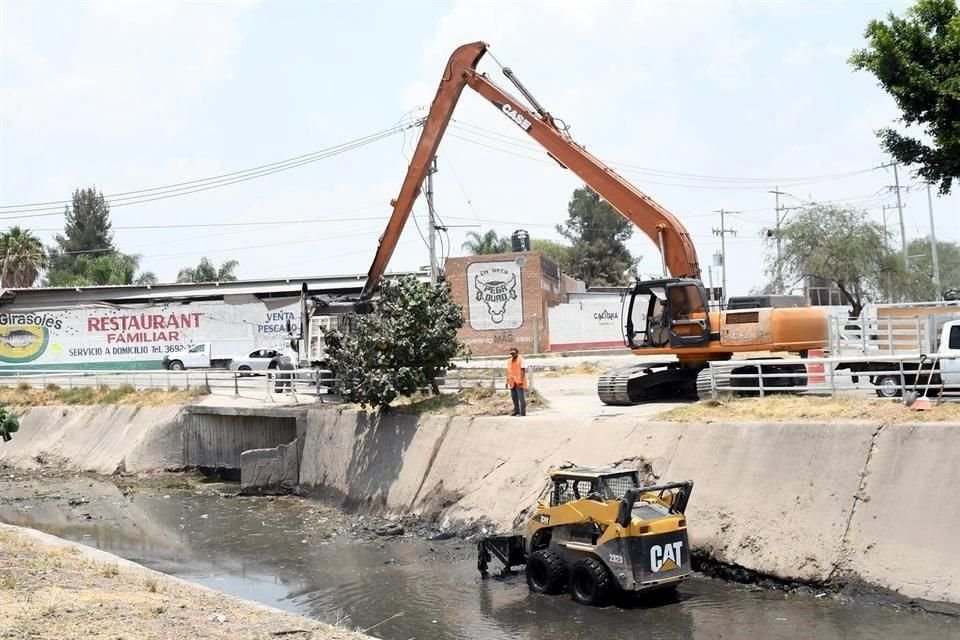 Trabajos contra las inundaciones en Tlajomulco.