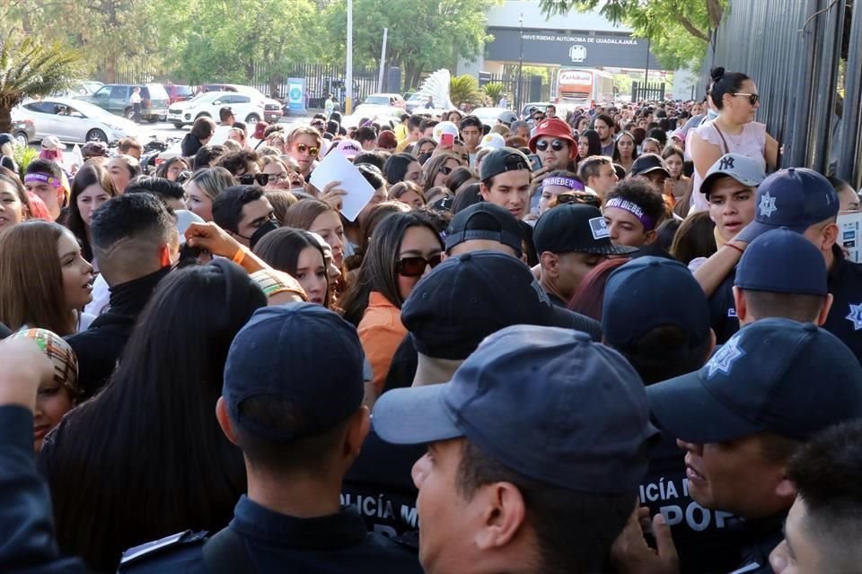 Miles de fans de Justin Bieber ingresan en orden al Estadio 3 de Marzo.