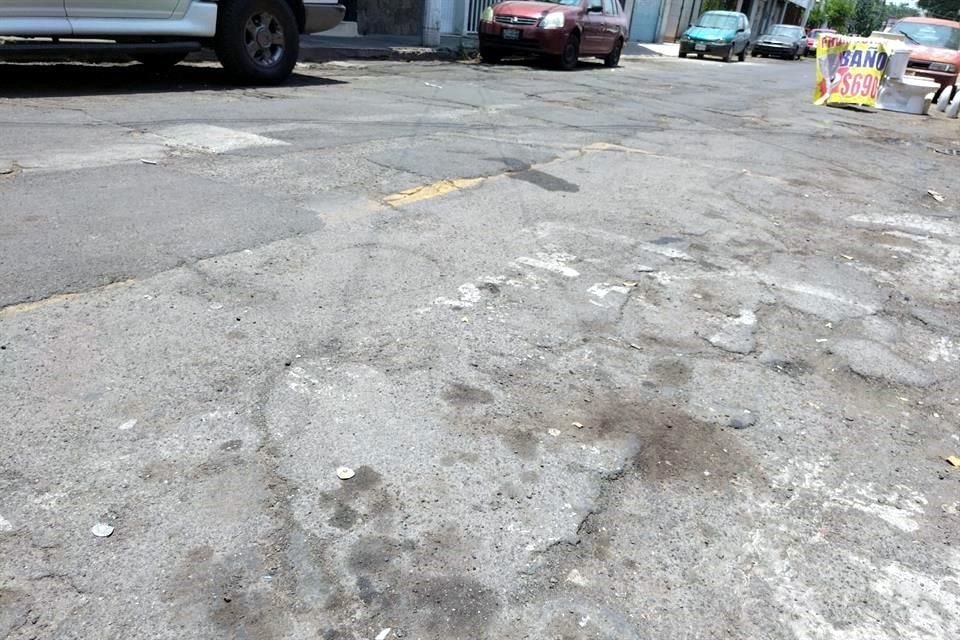 En las calles Rayón, Camarena, Libertad, Penitenciaría y Miguel Blanco, empiezan a formarse algunos hoyos.