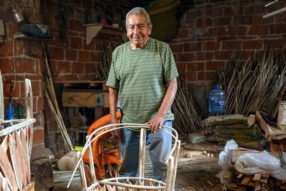 Don José Reyes Laguna, propietario de Casa Laguna, uno de los talleres de más tradición e historia en Zacoalco de Torres.