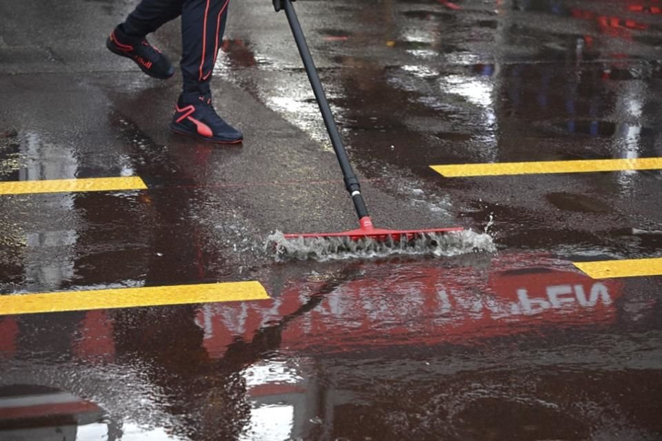 Un mecánico limpia un charco en la pista del GP de Mónaco.