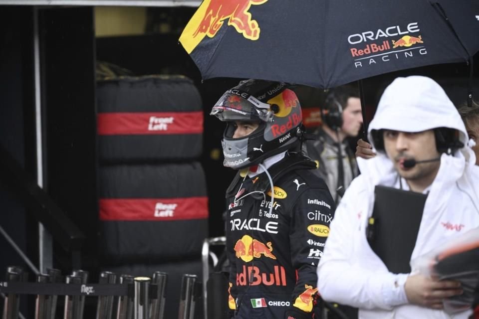 El piloto mexicano Sergio Pérez de México espera en pits bajo la lluvia en el GP de Mónaco.