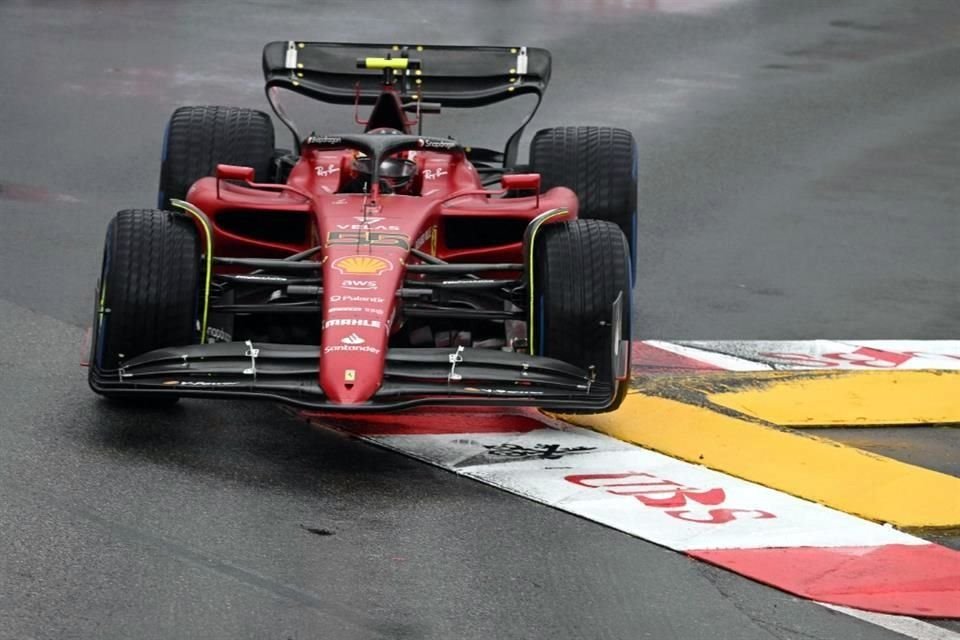 Carlos Sainz presionó hasta el último momento al mexicano, pero no logró arrebatarle la posición.