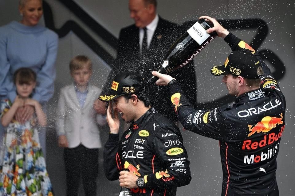 Max Verstappen celebrando con su coequipero.