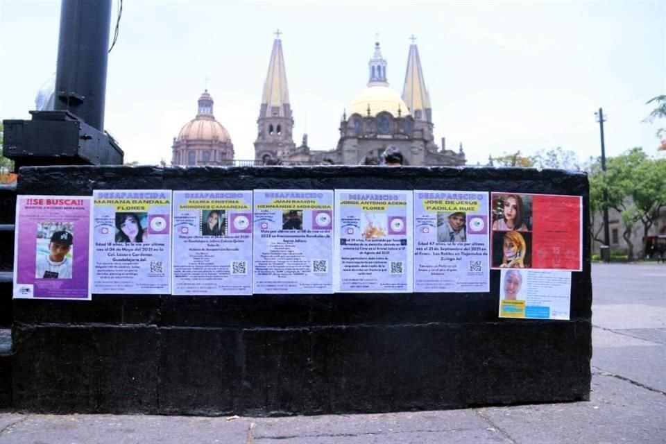 Miembros del Colectivo Luz de Esperanza Jalisco exhibieron que en la Plaza de la Liberación las fichas que colocaron en postes, bolardos y las letras de Guadalajara fueron arrancadas y pintadas.