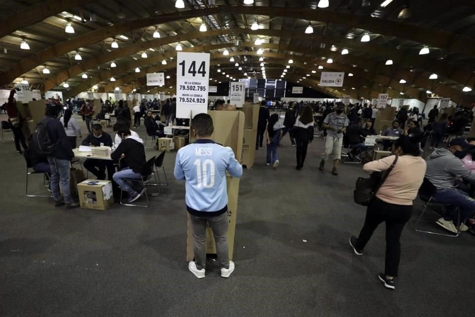 Votantes acuden a un centro de votación en Bogotá, Colombia.