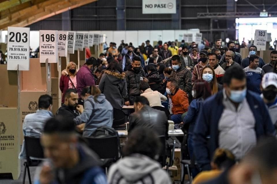 Votantes acuden a ejercer su sufragio en una estación de Bogotá.