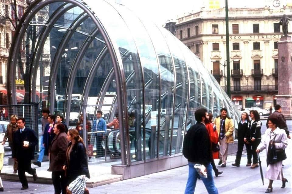 Accesos a las estaciones del Metro de Bilbao, diseñados por el despacho del arquitecto Norman Foster.