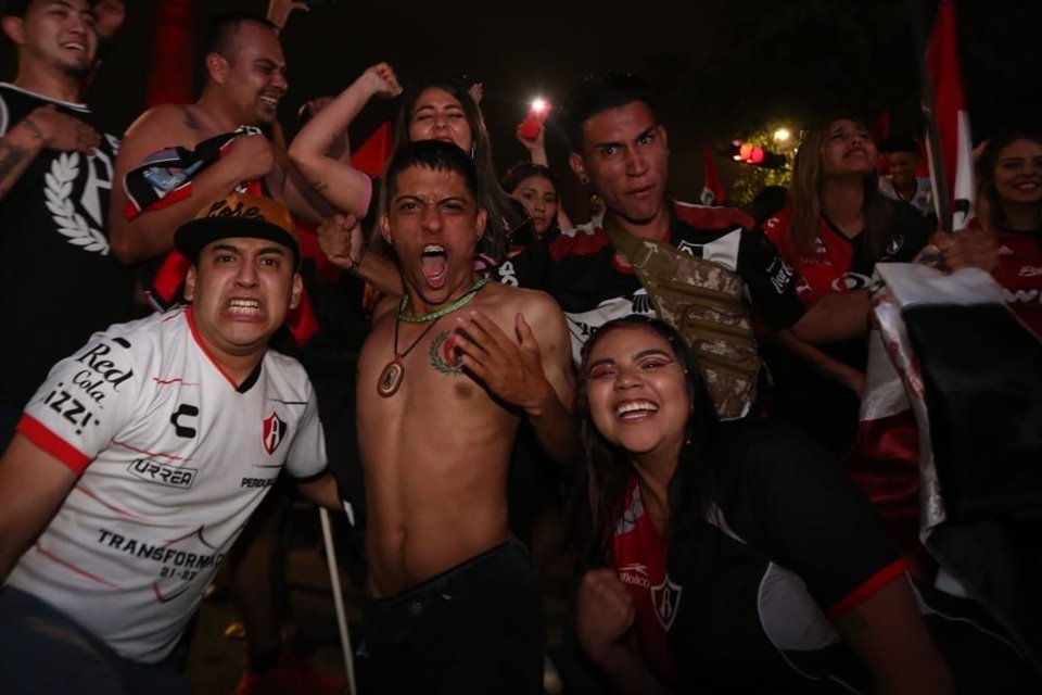 La afición estalló en júbilo en la Glorieta de los Niños Héroes.