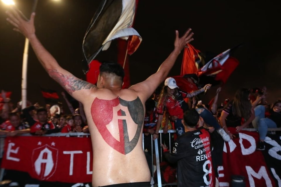 La afición estalló en júbilo en la Glorieta de los Niños Héroes.