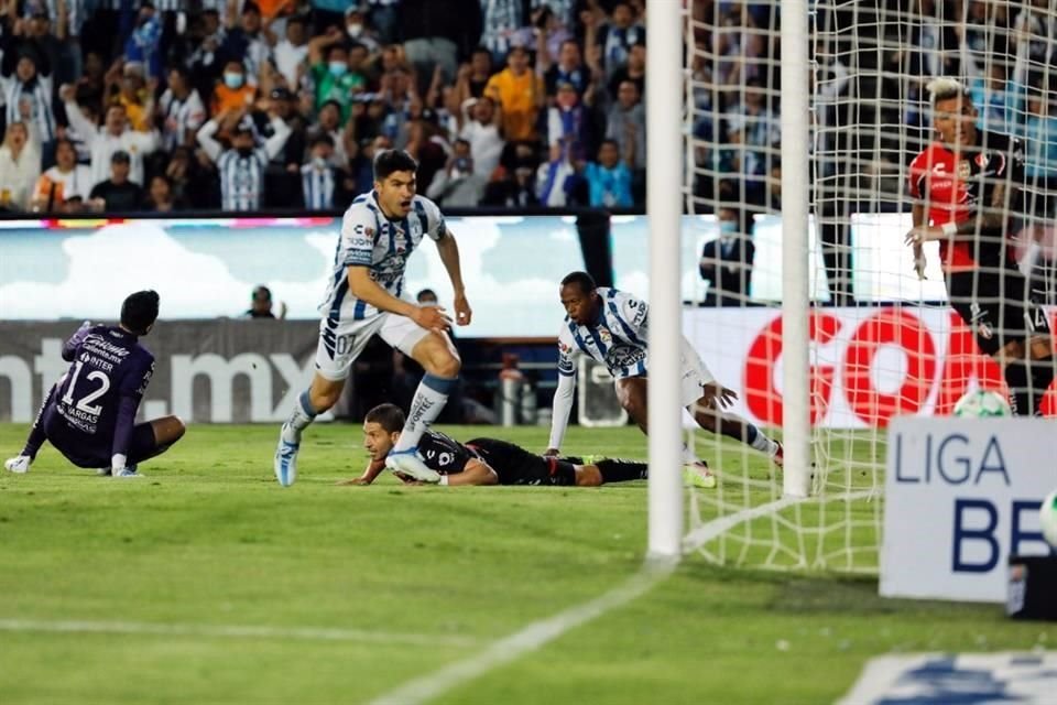 Cuando terminaba la primera mitad, Ibañez marcaba de cabeza el 2-1, lo que vaticinaba un segundo tiempo muy difícil para el Atlas.